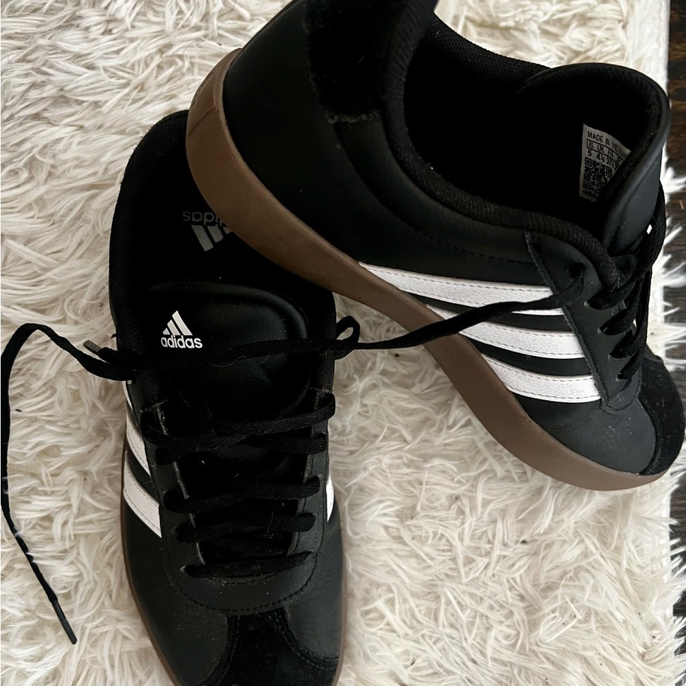 🌟Adidas Sambas🌟only worn a few times. Very comfy and fashionable👟💥